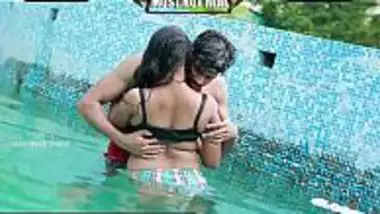 Indian Video Ganda Dialogue Video Sex Hd Hd - Romantic Sexual Kissing Foreplay Of Jija Saali In Swimming Pool indian  amateur sex