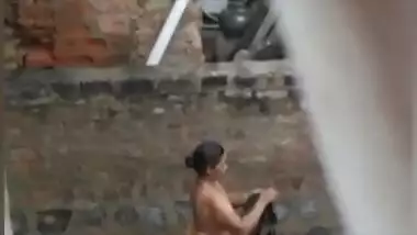 Desi village bbw aunty outdoor bath