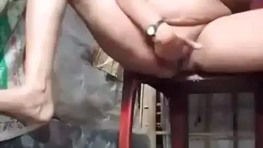 Old lady puts her hand in her cunt in desi aunty sex MMS