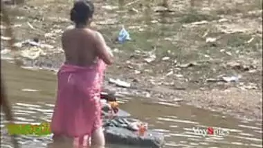 Indian Aunty Bath Sex With Uncle - Desi Mature Aunty Bathing In Pond Secretly Recorded indian amateur sex