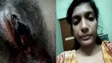 Bloody Pussy - Desi Girl Showing Her Bloody Pussy During Periods indian amateur sex