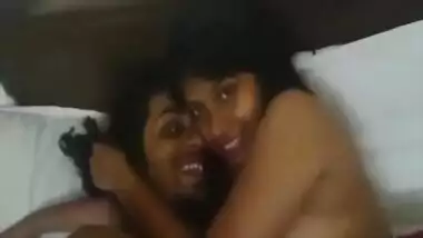 Desi girl exposes her sex parts because she loves XXX guy kissing nipples