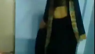Indian aunty puts on her sari