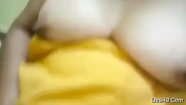 Desi mom is fat and having perky nipples to expose in amateur sex show