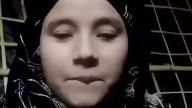 Desi Girl Showing Her Small Tits and Pussy