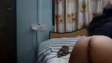 Cute girlfriend round ass showing viral xxx MMS
