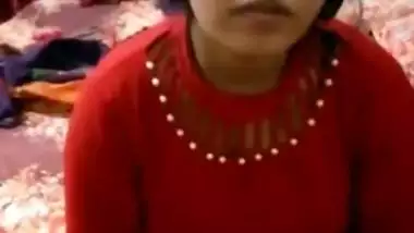 Dude coaxes his cute Desi girlfriend to pose naked for XXX camera