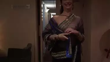 Indian Sarees Xxx Old Man And Aunt - Desi Woman's Bold Walk Showing Hot Tits indian amateur sex