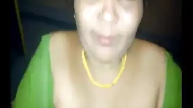 Home sex scandal of Indian aunty in saree with college guy