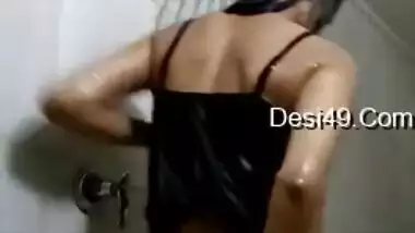 Solo video of the good-looking Indian chick washing young body