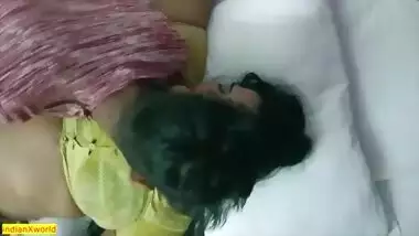 TV mechanic bangs a boudi in the Bangla sex video
