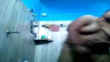 Desi Chubby Aunty bath video